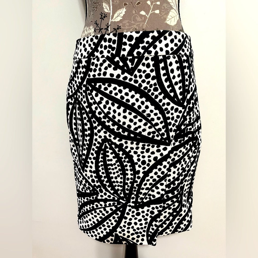 Black and white leaf print pencil skirt